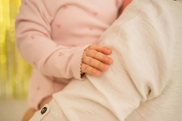 Nahaufnahme Der Hand Des Babys Auf Der Schulter Der Mutter — Stockfoto