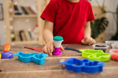 Bir çocuğun eline plastikle yakın çekim yap. İnce motor becerilerin gelişimi