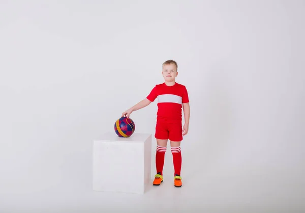 Bambino Giocatore Calcio Uniforme Rossa Sta Con Una Palla Sfondo — Foto Stock