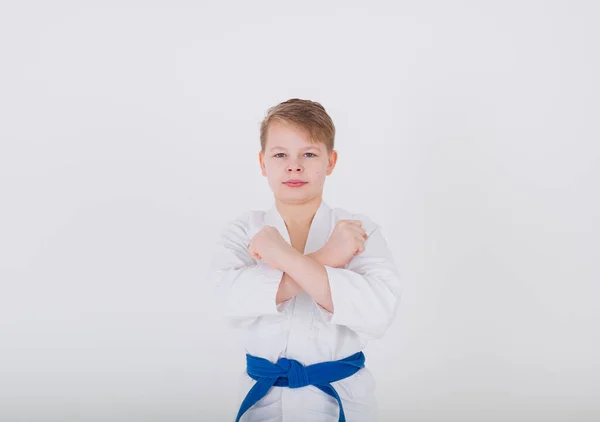 Porträtt Pojke Vit Kimono Med Förbjudande Gest Vit Bakgrund Med — Stockfoto