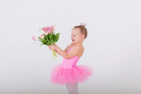 Porträt Eines Kleinen Mädchens Einem Rosafarbenen Kleid Das Einen Strauß — Stockfoto