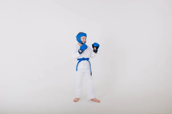 Menino Quimono Branco Usando Luvas Capacete Fica Lado Fundo Branco — Fotografia de Stock