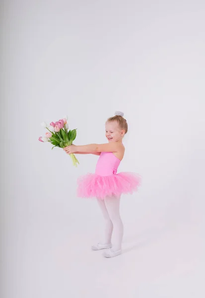 Kleines Mädchen Rosa Kleid Mit Tutu Rock Präsentiert Einen Strauß — Stockfoto