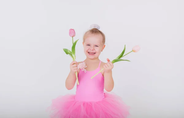 Lustiges Kleines Mädchen Einem Rosa Kleid Mit Tulpen Auf Weißem — Stockfoto