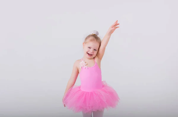 Kleines Ballerina Mädchen Rosa Kleid Mit Tutu Rock Steht Pose — Stockfoto