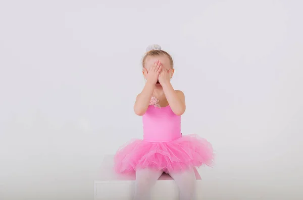 Kleines Mädchen Rosa Kleid Mit Tutu Rock Sitzt Und Schließt — Stockfoto