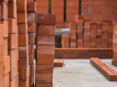 Sıralar dolusu tuğla. Evin inşaatı, hazırlık işleri.