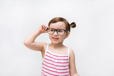 Çizgili elbiseli ve şeffaf gözlüklü sevimli bir kız gülümsüyor. Miyop. Eğitim