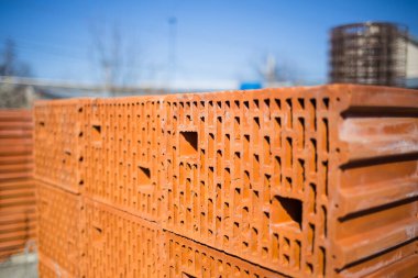 Bir yığın tuğla, bir yığın kırmızı tuğla. Yığınla turuncu tuğla. İnşaat işi