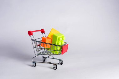 Beyaz arka planda çocuk üreticisi olan metal bir araba ve boşluğun bir kopyası.