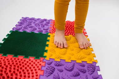 Bir çocuk ortopedi minderinde yürüyor