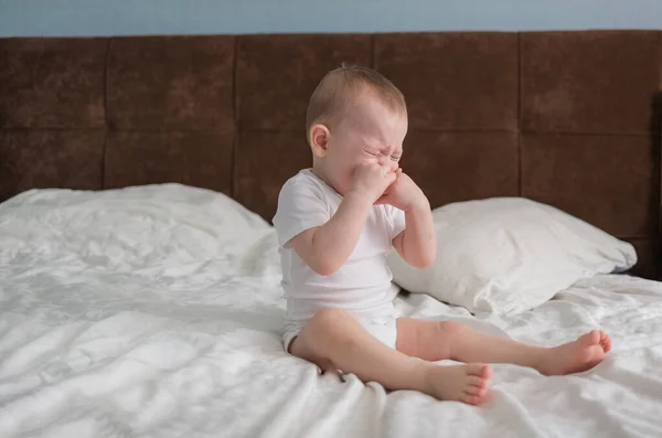 Das Kind Ist Aufgebracht Das Baby Sitzt Auf Dem Bett — Stockfoto