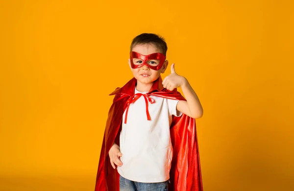 Portret Van Een Kleine Jongen Peuter Een Held Kostuum Met — Stockfoto