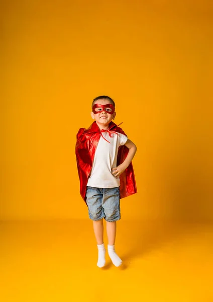 Kleine Jongen Peuter Een Held Kostuum Met Een Rood Masker — Stockfoto