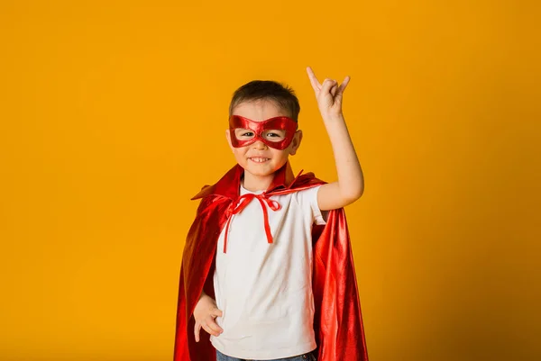 Vrolijk Jongetje Een Held Kostuum Een Gele Achtergrond Met Een — Stockfoto