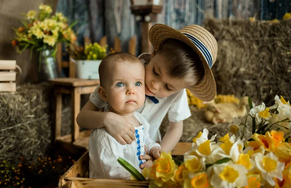 Paskalya Süslemelerinde Beyaz Erkek Kız Kardeşler Birbirlerine Sarılırlar Çocuklar Için — Stok fotoğraf