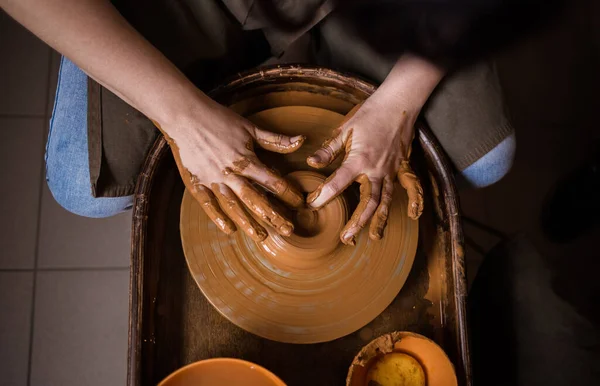 在房间里的织布机上用粘土做碗的人的手的特写 — 图库照片