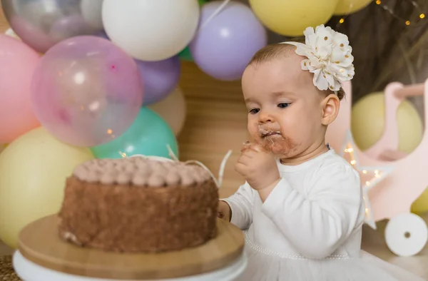 Retrato Uma Menina Suja Traje Festivo Sentado Comendo Bolo Tradição — Fotografia de Stock