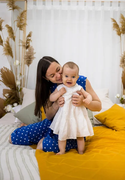 Brünette Mutter Küsst Ihre Kleine Tochter Einem Weißen Kleid Auf — Stockfoto