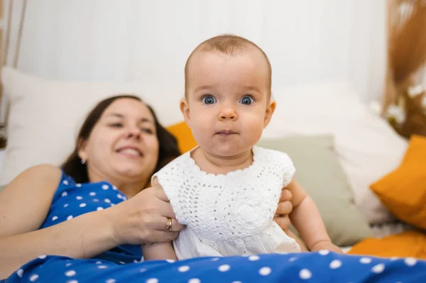 Porträt Eines Kleinen Mädchens Das Mit Seiner Mutter Schlafzimmer Auf — Stockfoto