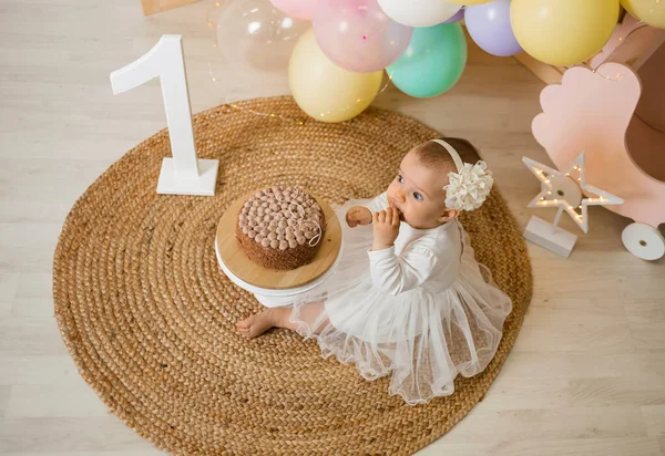 Kleines Mädchen Ersten Jahr Weißem Kleid Mit Stirnband Sitzt Mit — Stockfoto