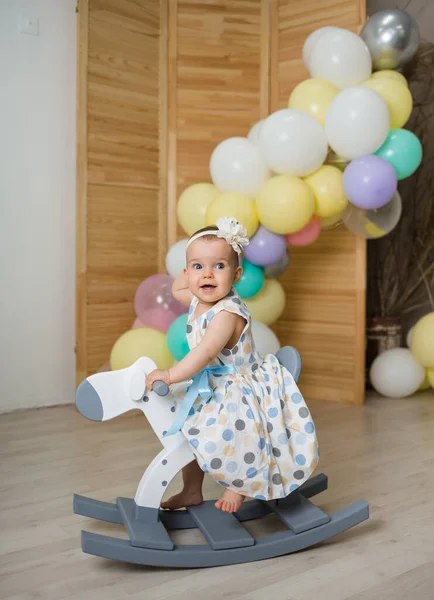 Fröhliche Kleine Prinzessin Reitet Auf Einem Holzpferd Raum Glückliche Kindheit — Stockfoto
