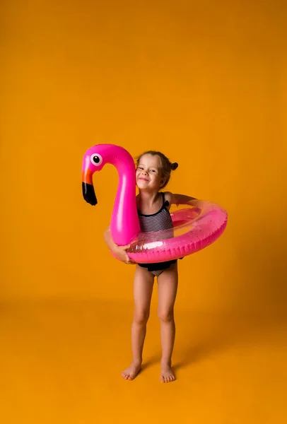 Çizgili Mayo Giymiş Neşeli Sarışın Kız Flamingo Ile Pembe Şişirilebilir — Stok fotoğraf