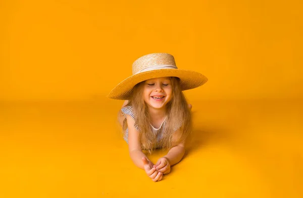 지푸라기 모자를 소녀를 웃으며 배경에 텍스트를 여름의 — 스톡 사진