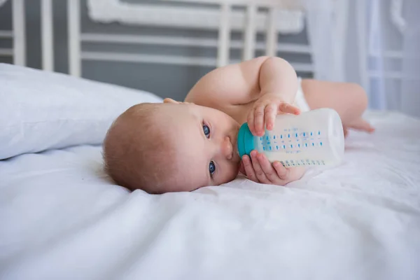 Kaukasisk Pojke Blöja Ligger Vit Filt Sängen Och Äter Blandning — Stockfoto