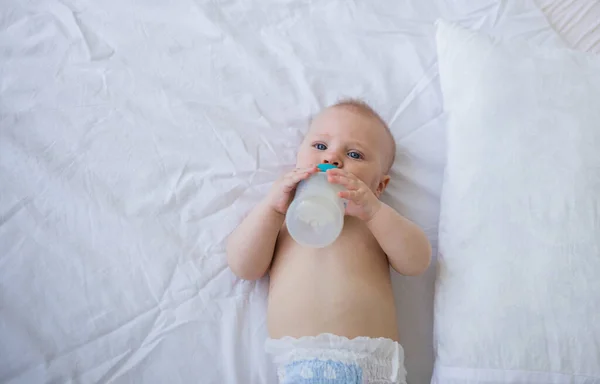 Menino Com Olhos Azuis Uma Fralda Encontra Cama Segura Uma — Fotografia de Stock