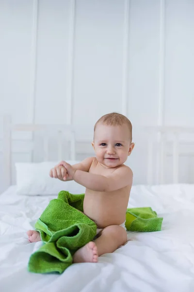 Menino Feliz Com Uma Toalha Verde Sentado Cobertor Algodão Branco — Fotografia de Stock