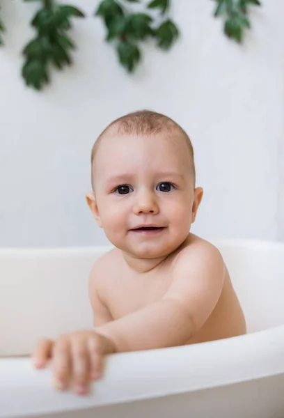 Retrato Bebê Com Olhos Castanhos Sentado Banho Branco Fundo Branco — Fotografia de Stock