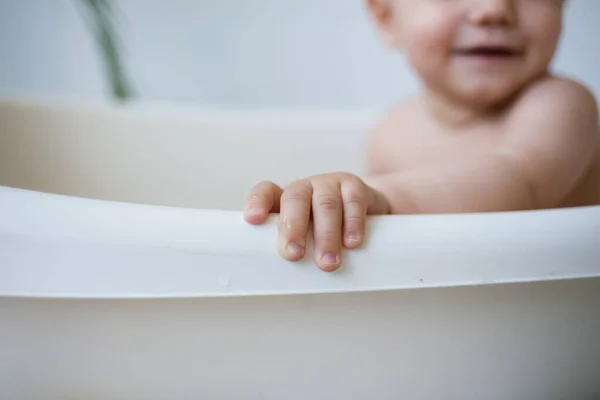 Gros Plan Main Enfant Tenant Bord Bain Blanc Garde Enfants — Photo