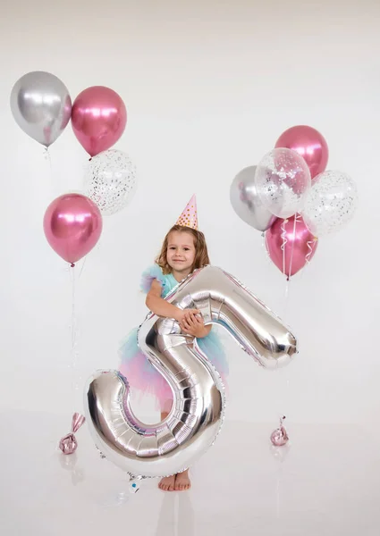 Liten Födelsedag Flicka Står Med Ballonger Och Folie Nummer Fem — Stockfoto