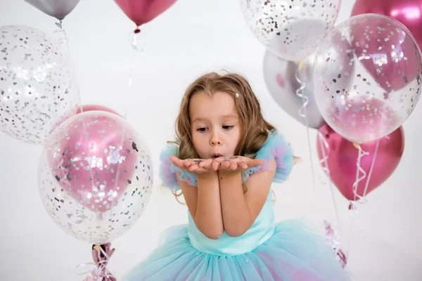 Schöne Mädchen Mit Festlichem Hut Sitzt Mit Aufblasbaren Luftballons Und — Stockfoto