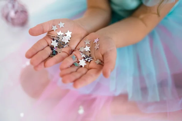 Närbild Ett Barns Händer Håller Silver Stjärnor Konfetti Festlig Bakgrund — Stockfoto