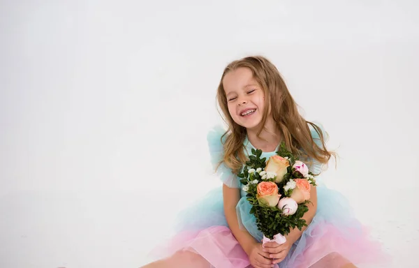 Uma Menina Feliz Vestido Festivo Senta Mantém Buquê Flores Fundo — Fotografia de Stock