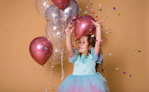 Lustiges Kleines Mädchen Steht Mit Luftballons Und Spielt Mit Buntem — Stockfoto