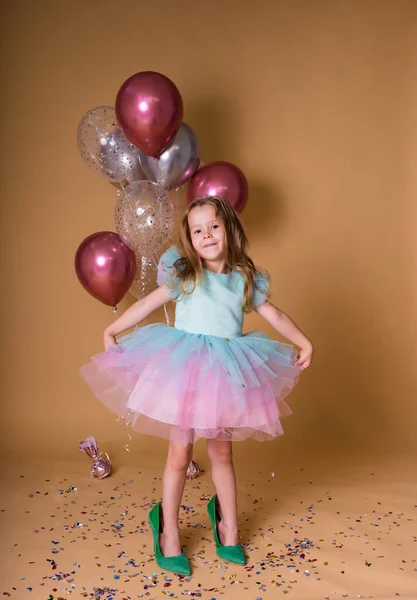 Menina Loira Vestido Festivo Com Uma Saia Tutu Fica Lugar — Fotografia de Stock