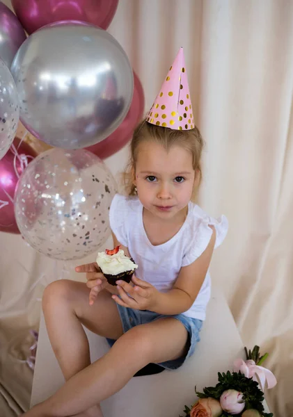 Menina Loira Chapéu Festivo Senta Com Cupcake Com Uma Vela — Fotografia de Stock