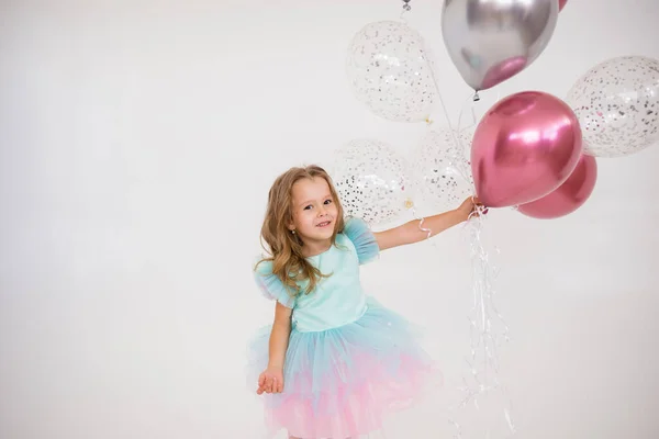 Glad Liten Blond Flicka Tutu Kjol Klänning Håller Ballonger Vit — Stockfoto