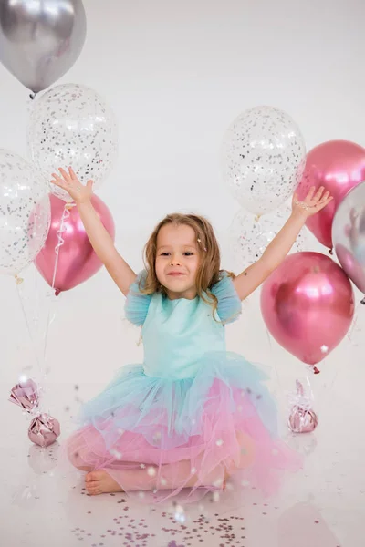 Glad Liten Flicka Puffy Klänning Sitter Med Ballonger Och Konfetti — Stockfoto