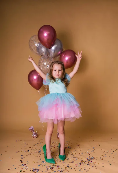 Linda Menina Loira Vestido Festivo Fica Nos Sapatos Sua Mãe — Fotografia de Stock