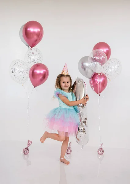 Kleines Prinzessinnenmädchen Steht Mit Luftballons Auf Weißem Hintergrund Mit Einem — Stockfoto
