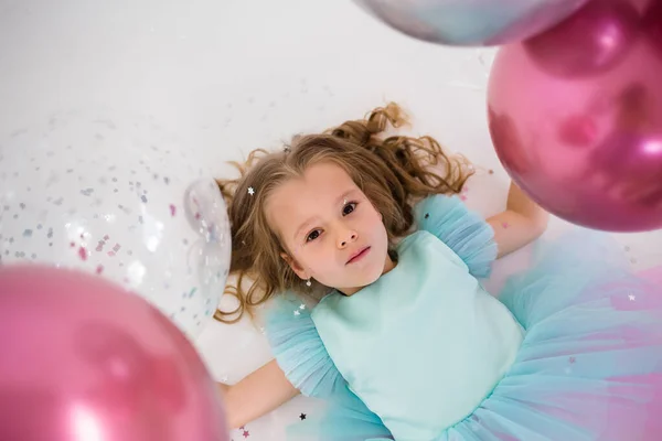 Porträt Einer Kleinen Blondine Die Mit Luftballons Auf Weißem Hintergrund — Stockfoto