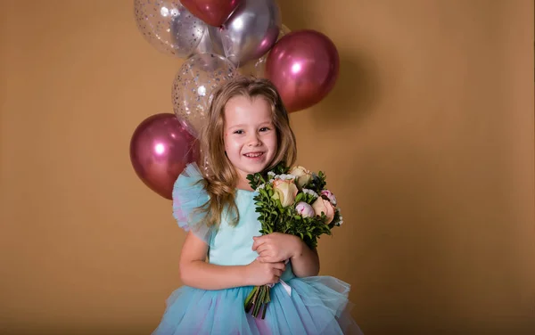 Portrét Malé Dívky Držící Kytici Čerstvých Květin Béžovém Pozadí Balónky — Stock fotografie