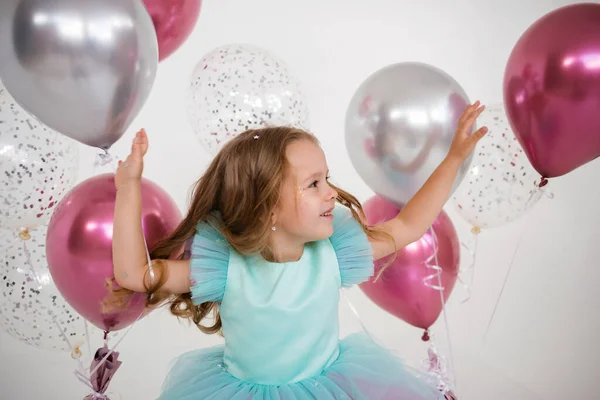 Retrato Uma Menina Loira Brincando Com Balões Fundo Branco Com — Fotografia de Stock