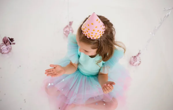 Kleines Mädchen Festlichem Kleid Und Hut Sitzt Und Fängt Konfetti — Stockfoto