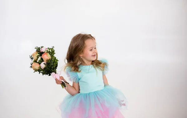 Porträt Eines Kleinen Blonden Mädchens Mit Einem Strauß Frischer Blumen — Stockfoto
