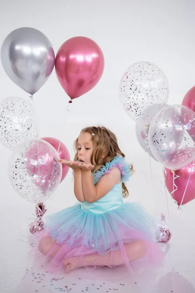 Fröhliches Kleines Mädchen Festlichen Kleid Mit Tutu Rock Spielt Mit — Stockfoto